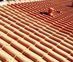 Restauration du toit avec la peinture toiture